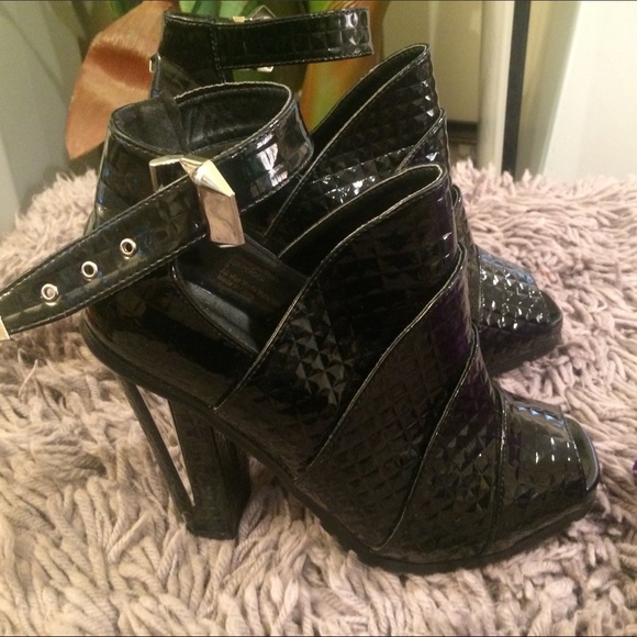 PRIVILEGED EDGY OPENED TOED BLACK BOOTIES - Picture 5 of 8